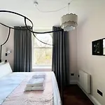 Redland Suites - Apartment 6